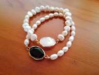Duas pulseiras em pérolas e aço inoxidável