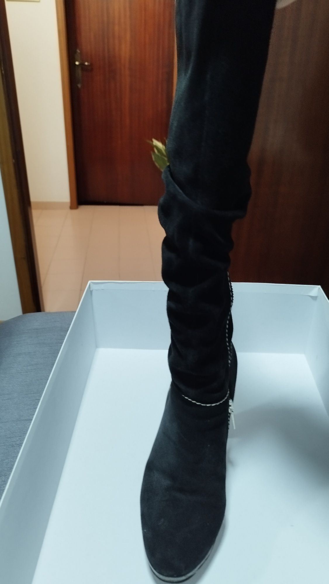 Bota pele salto alto 38