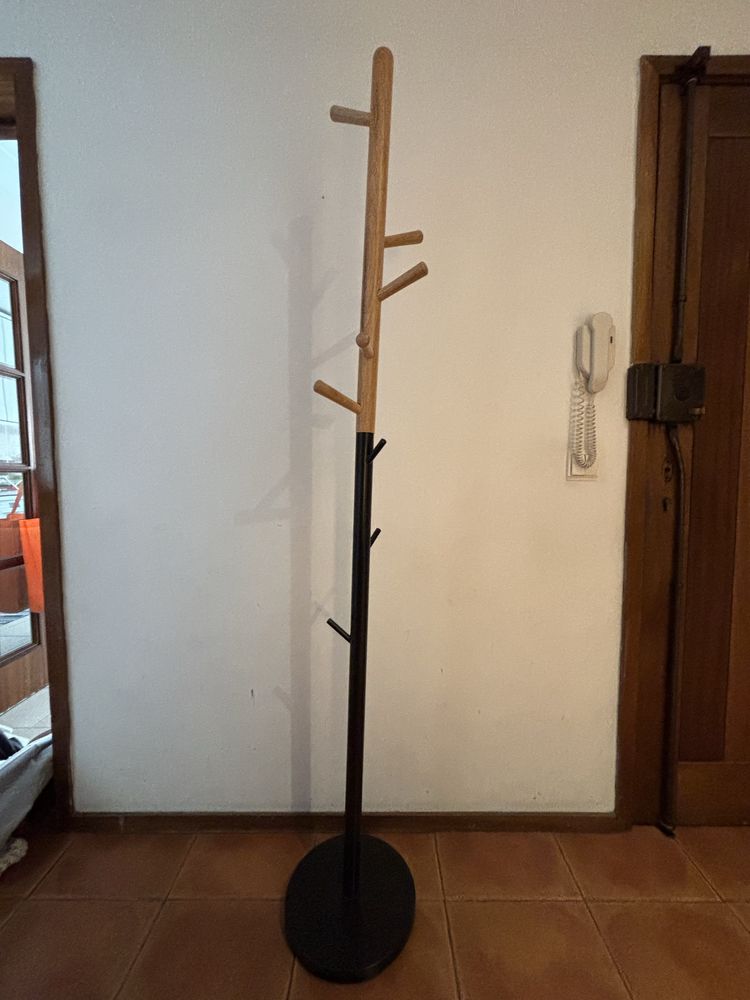 Suporte com cabides.