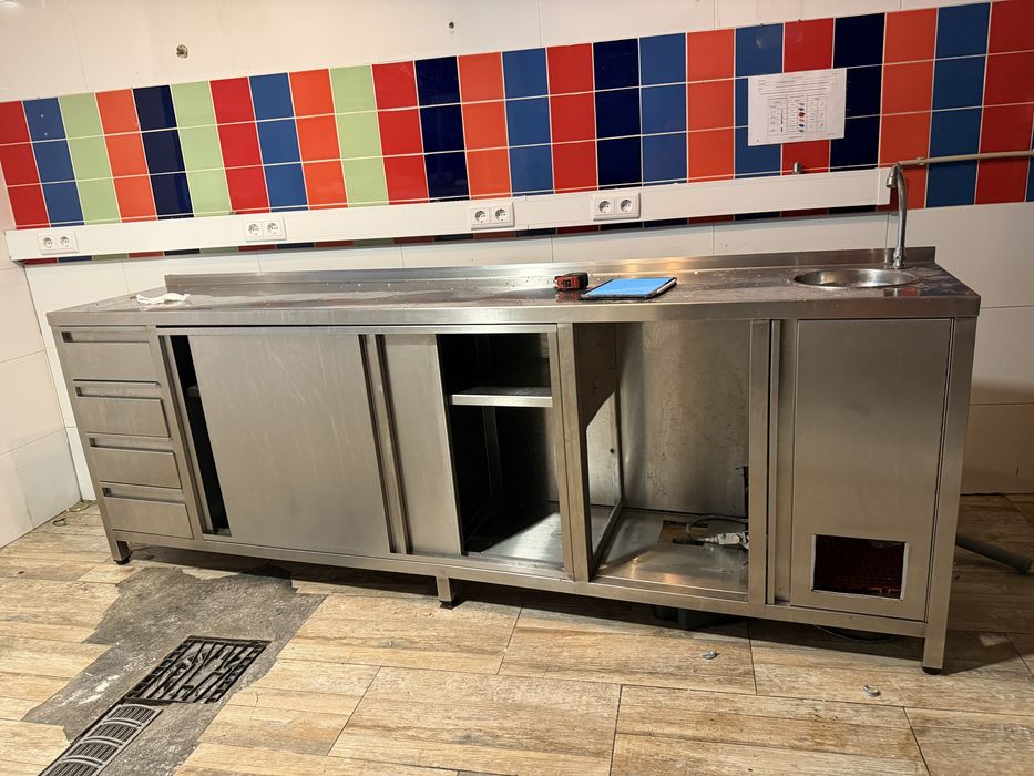 Movel em inox com 3 portas e 4 gavetas