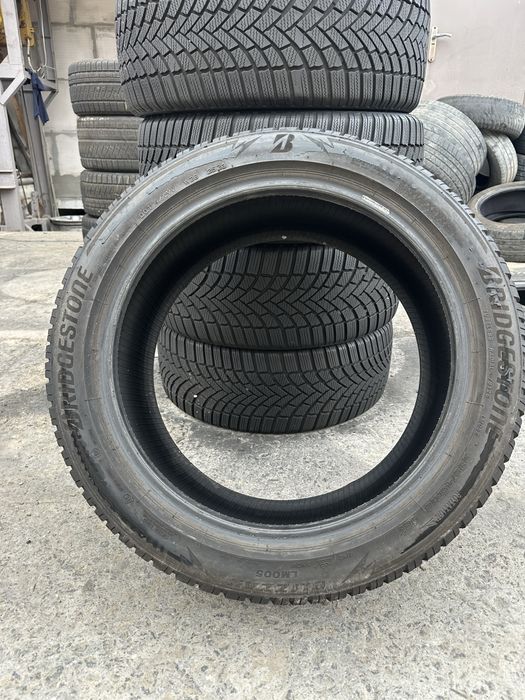 235/45/18 шины зима как новые Brigestone 21-23 год протектор 7 мм
