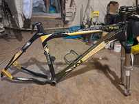 Карбоновая рама Whistle Tonkawa, с вилкой Rock Shox Reba Dual Air.