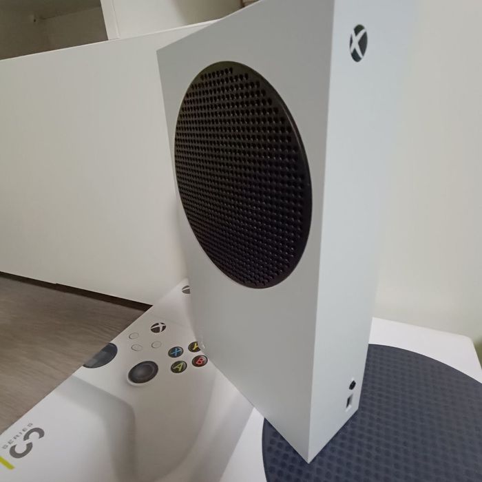 Xbox Series S 512 gb + геймпад + зарядна станція і акумулятори.