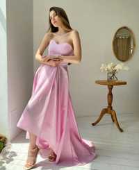 Пишна рожева сукня