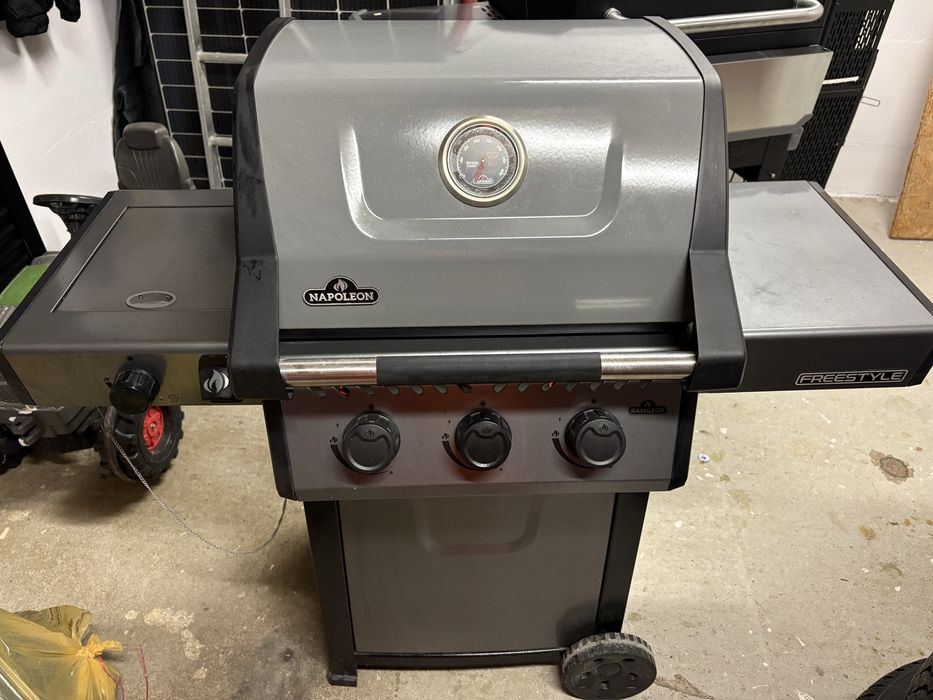 Napoleon freestyle 365 z palnikiem bocznym gazowym.