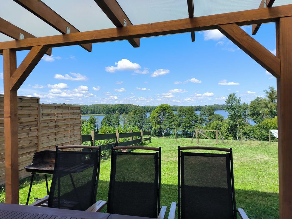 Domek letniskowy nad jeziorem Dadaj, linia brzegowa, pomost, łódki