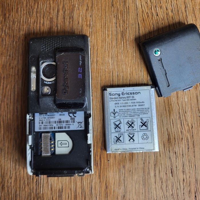 Stara komórka Sony Ericsson ¹⁹³