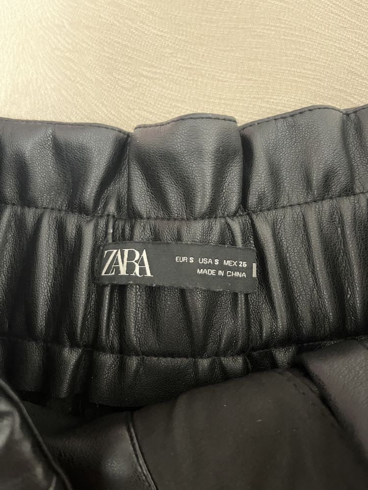 Чорні шкіряні шорти Zara