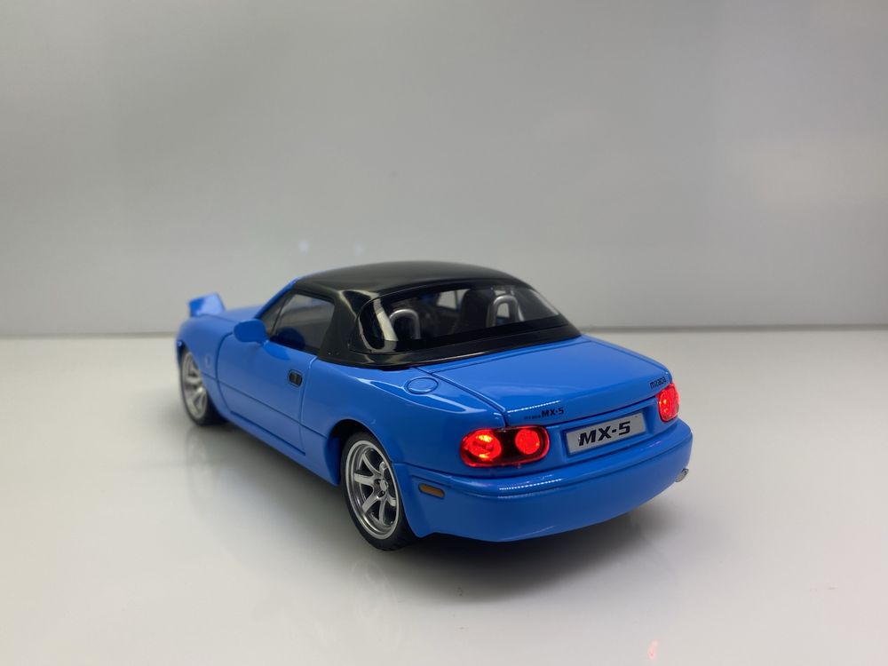 Машинка моделька Mazda MX-5 Miata 1:32 нова