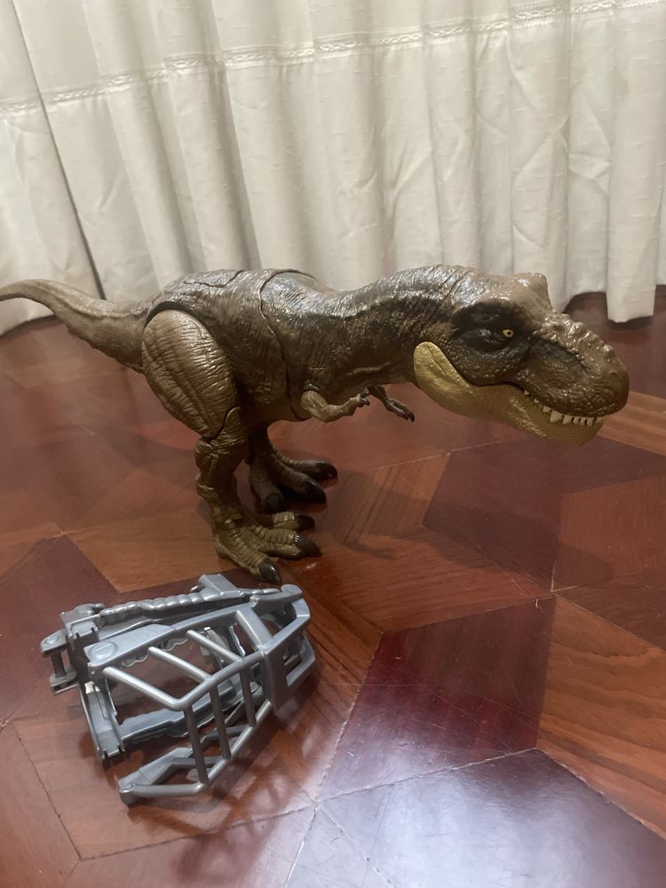 Jurassic World - T-Rex ataca e devora