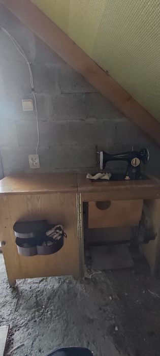 Швейна машинка з столом.Усе справне.