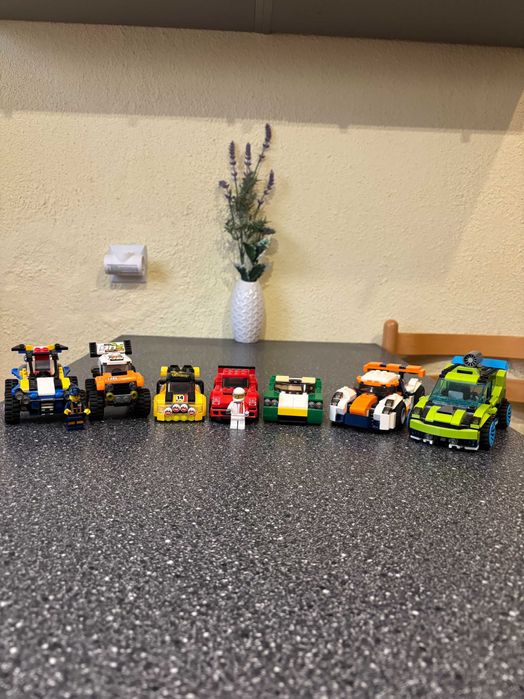 Zestaw siedmiu samochodów wyścigowych lego city
