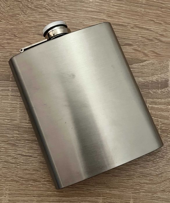 Nowa metalowa piersiówka – Elegancka i funkcjonalna