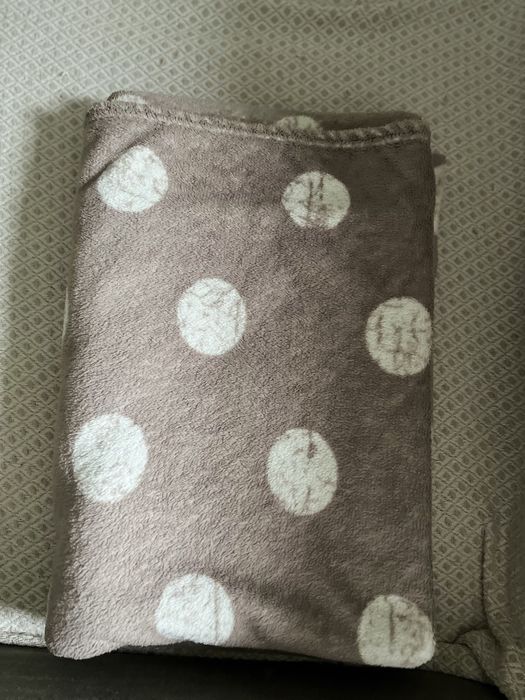 Koc dekoracyjny polarowy ciepły szaro-biały