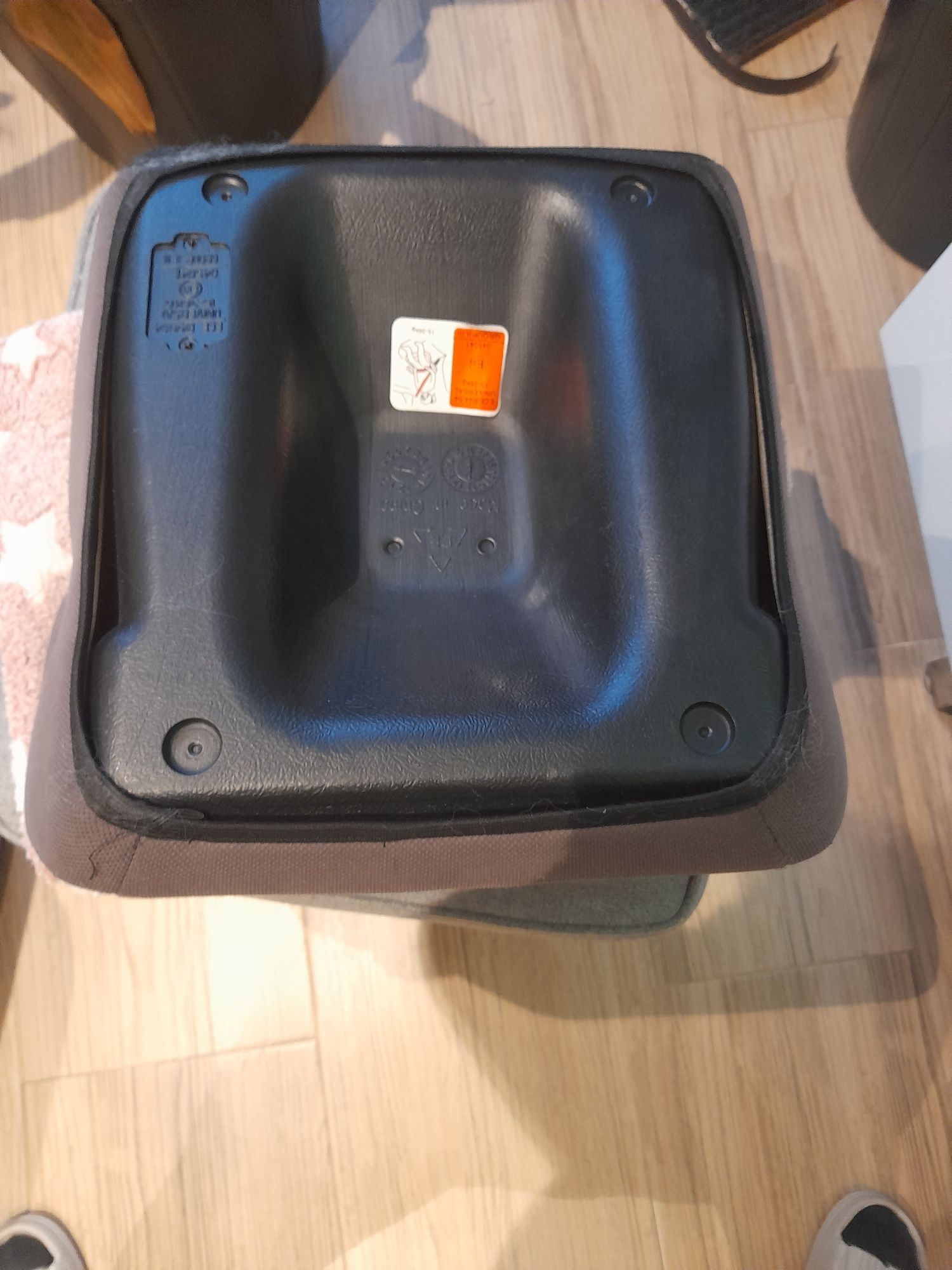 Banco para automóvel criança usado.