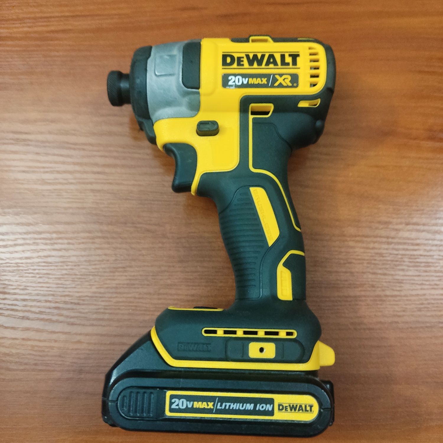 Шуруповерт DCF 887 DeWALT