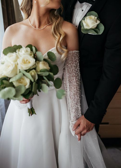 Piękna suknia ślubna z perłami i zdobionymi rękawami BLISS