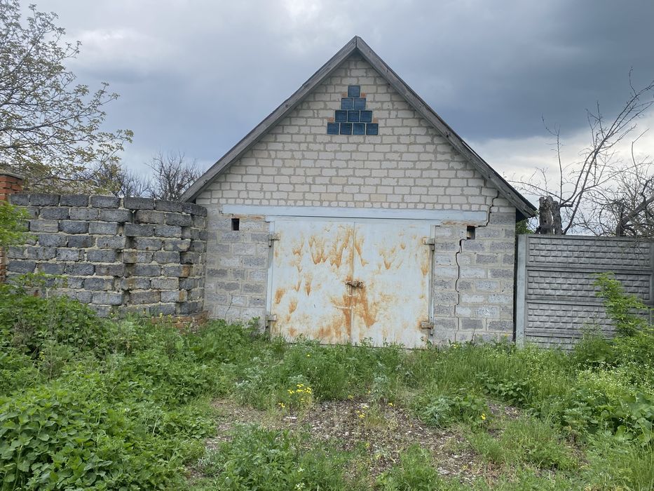 Земельна ділянка 1,05 Га, з будинками, фасад траси, 20 км. від міста.