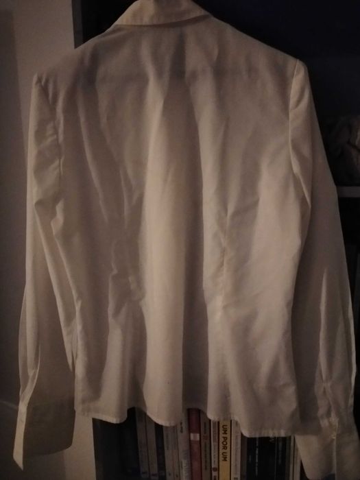 Blusa branca com botões forrados e manga comprida