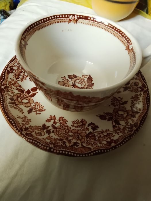 Ексклюзивні блюдця та чашки виробництва Англії.