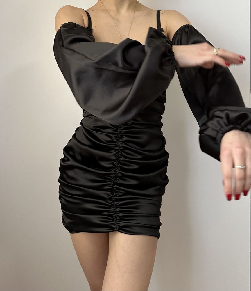 чорна атласна сукня