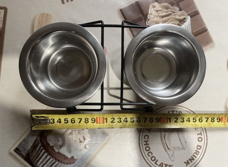 Металические миски на подставке