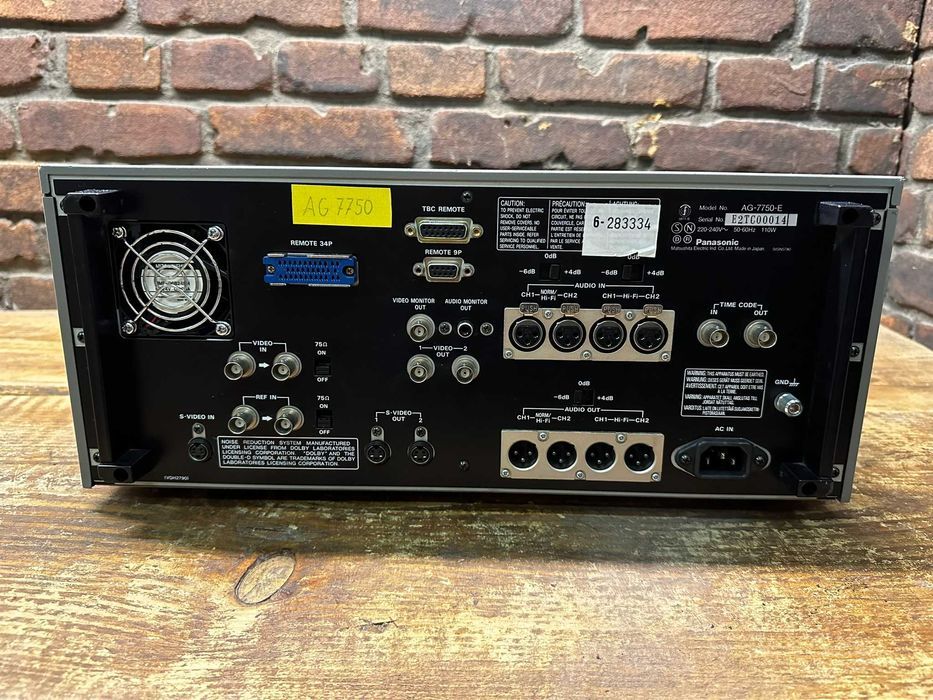 Odtwarzacz VHS studyjny magnetowid Panasonic AG-7750