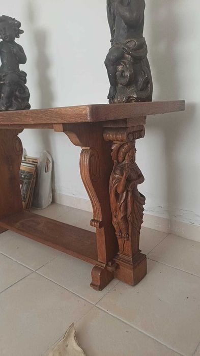 Mesa decorativa em madeira nobre com esculturas