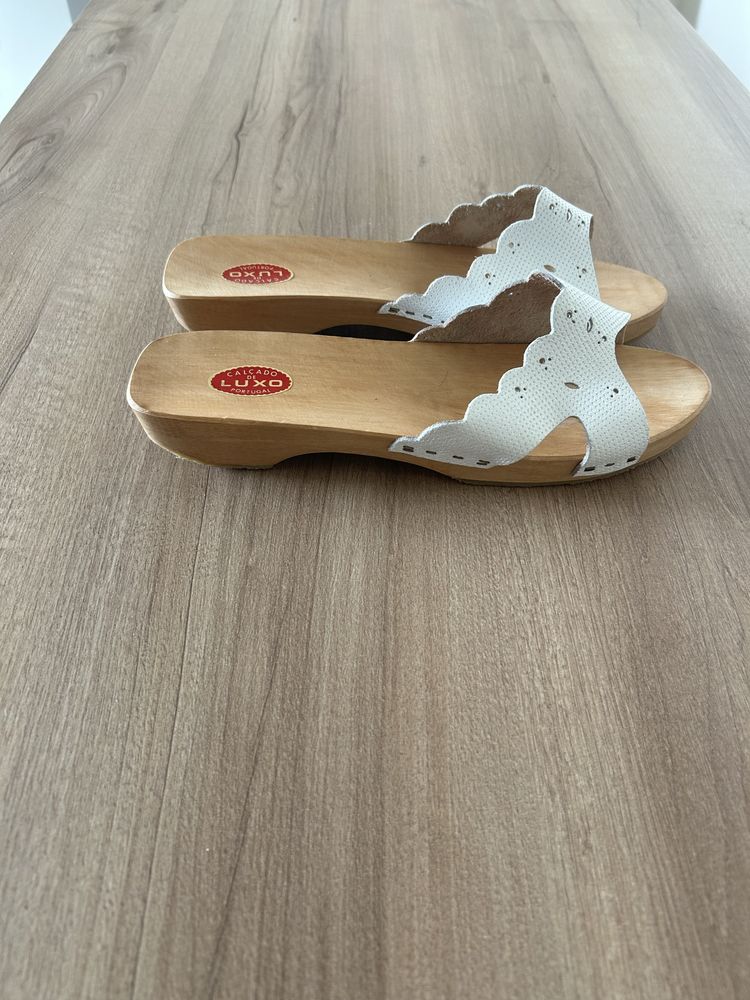 Sandália com sola de Madeira, 37