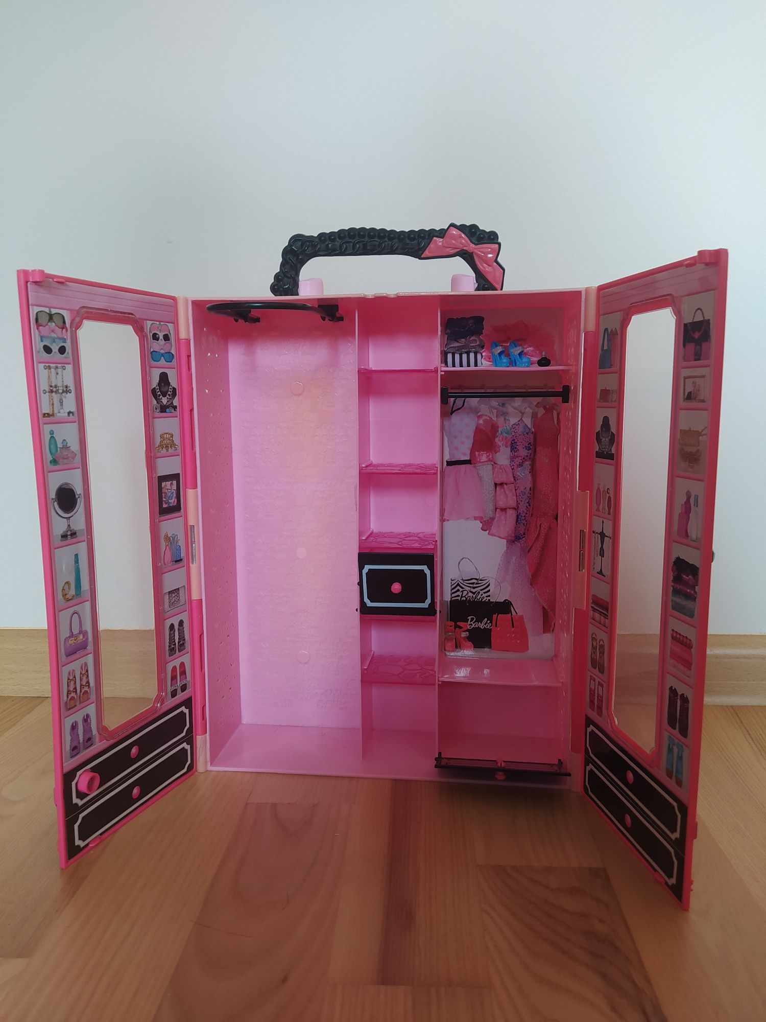 Barbie: przenośna szafa z akcesoriami