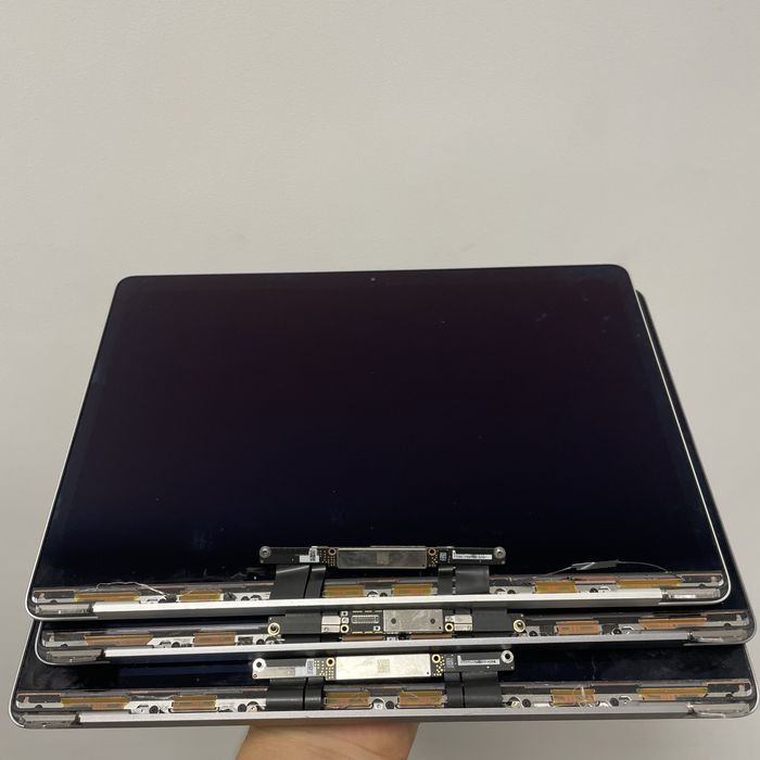Розбиті екрани на MacBook Air M1 A2337 MacBoo Pro 13 A2338