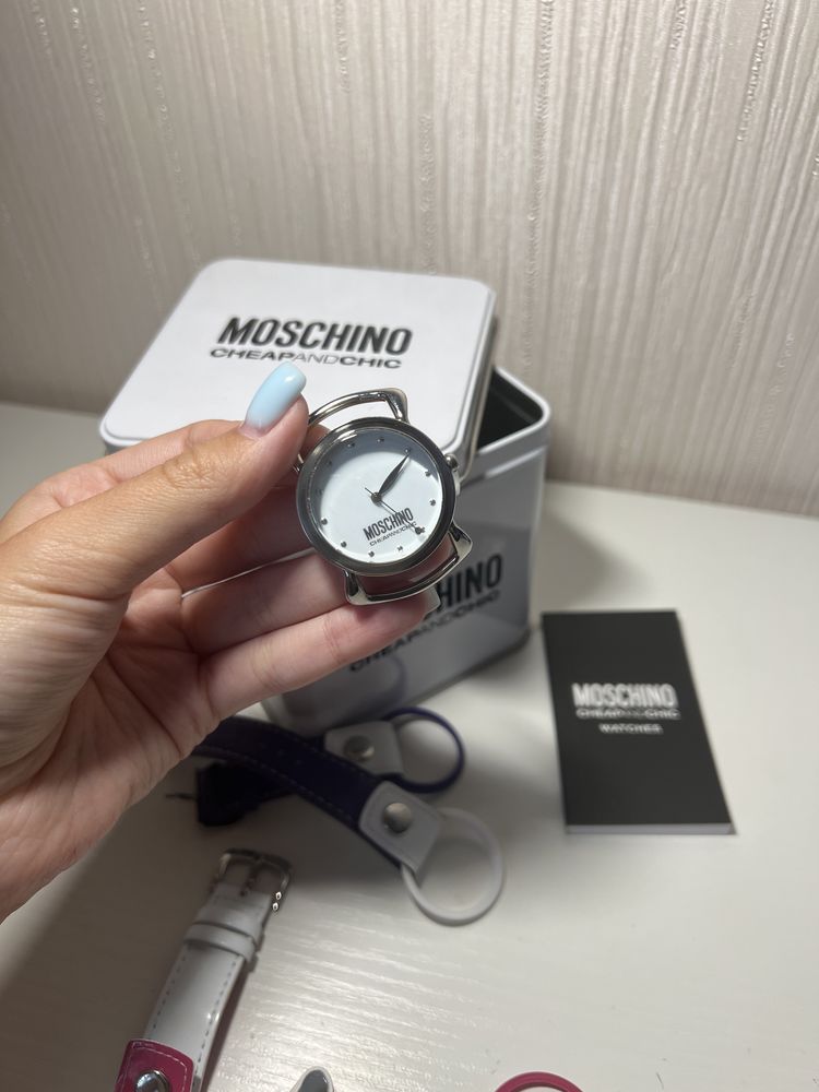 Годинник Moschino