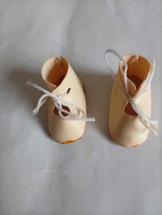 Взуття для порцелянової ляльки