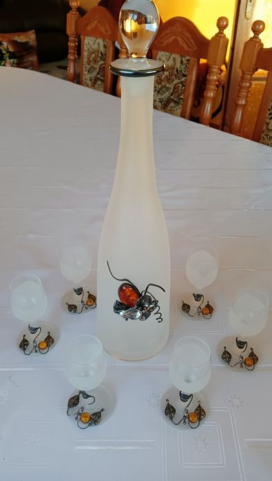 Karafka z 6 kieliszkami ozdobione  srebrem i bursztynem.