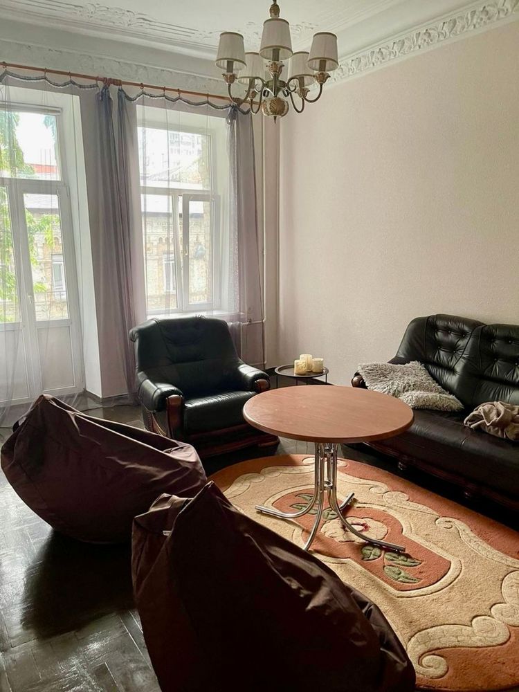 Продам 4к квартиру на вул. Дмитріївська 58А. Галицька площа. Цирк.