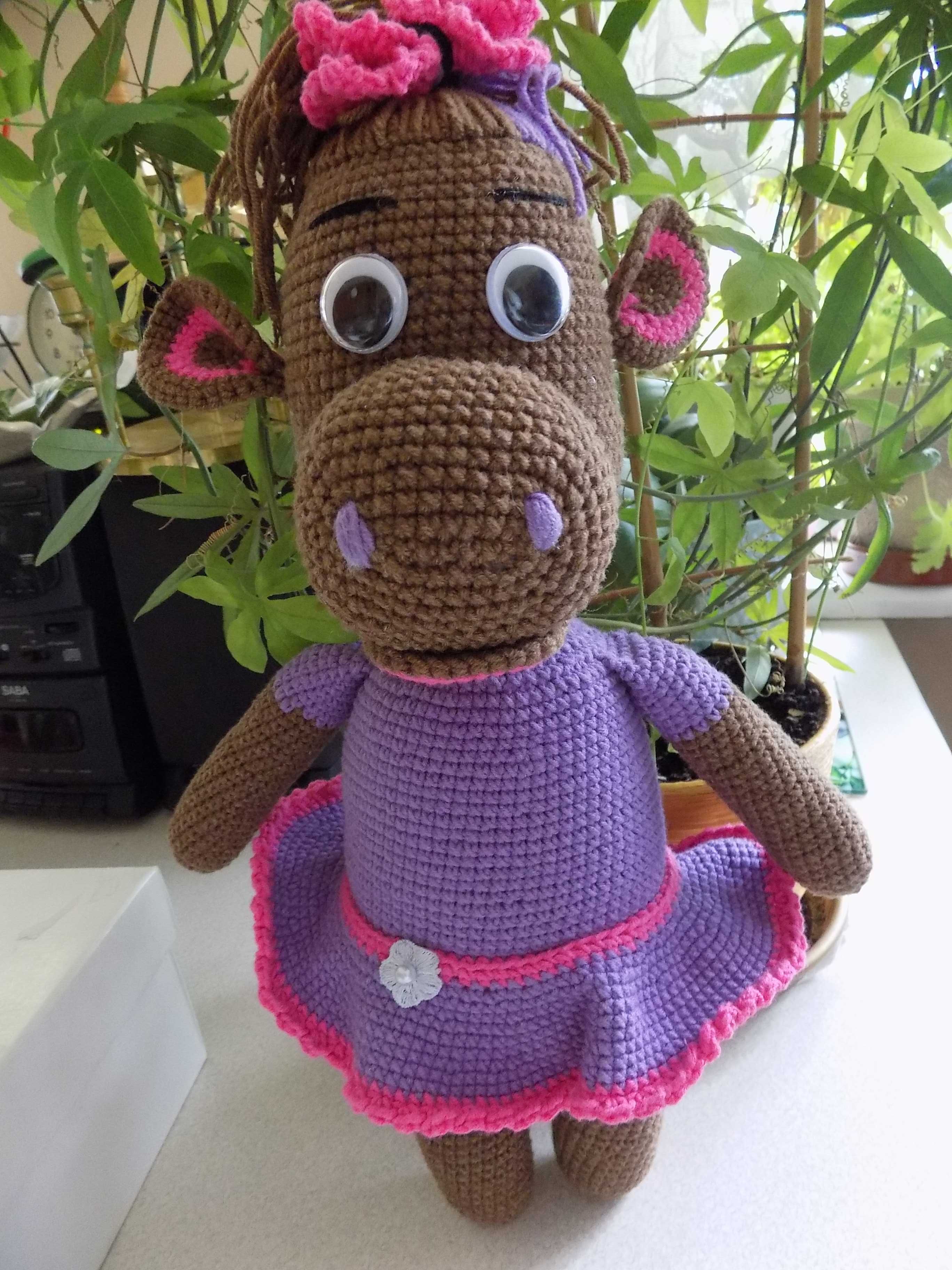Piękna maskotka, figurka wykonana  ręcznie na szydełku.