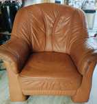 Sofa z fotelem i pufami