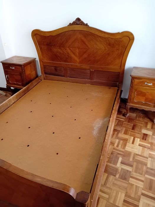 Cama + colchão + mesa de cabeceira