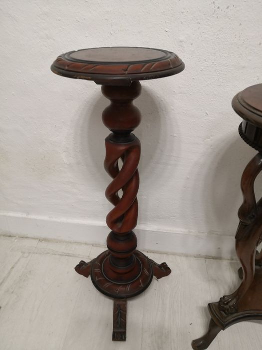 Coluna decorativa em madeira