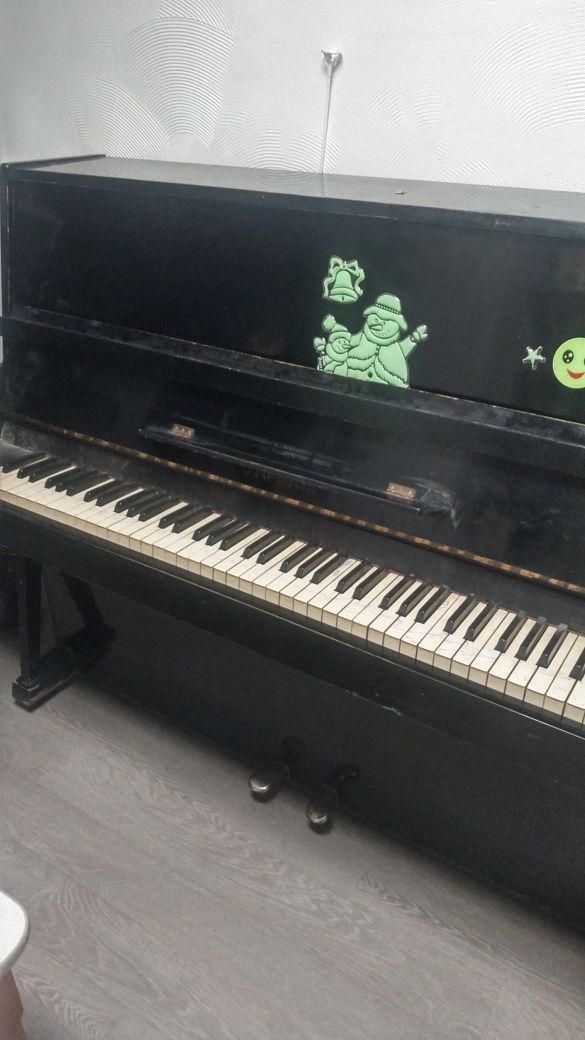Продам пианино ..Украина,,