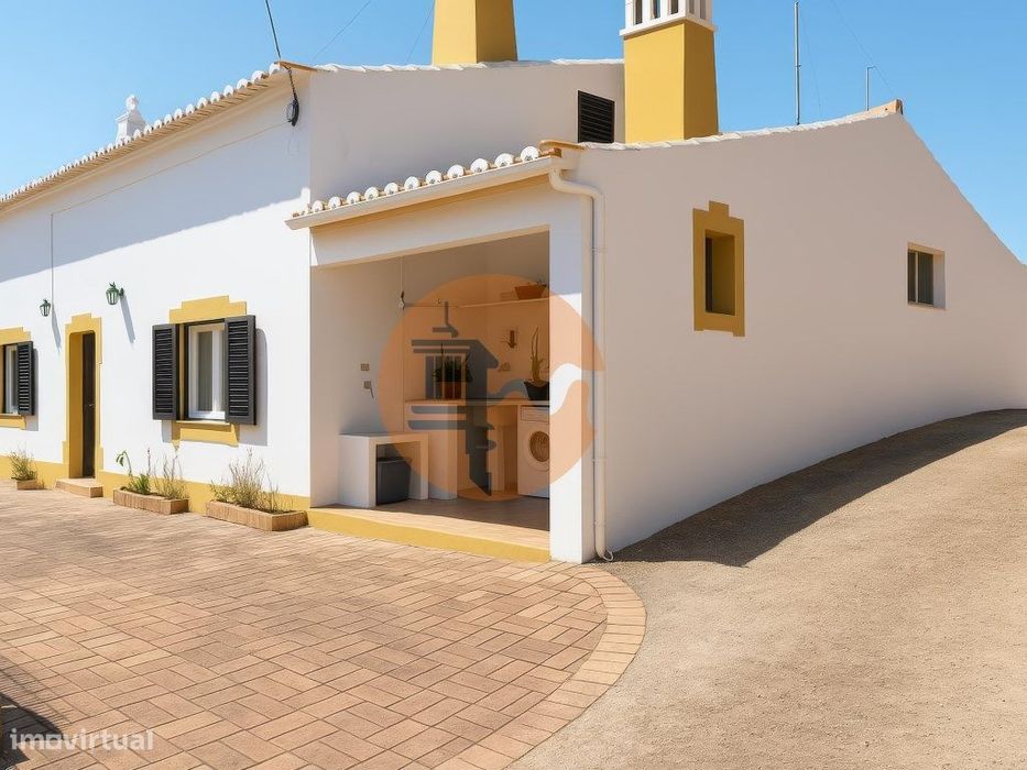 Moradia isolada no campo, próximo da aldeia de Cachopo