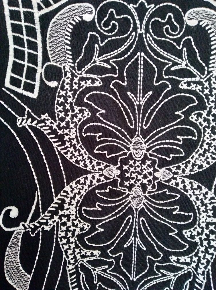 Czarna bawełniana bluza z haftem L