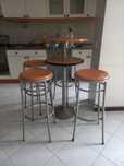 Mesa alta e 4 bancos.