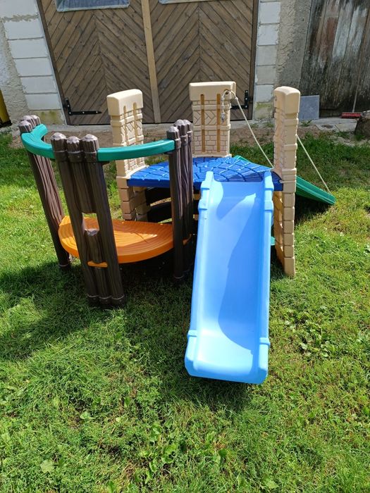 Zamek, plac zabaw, zjeżdżalnia