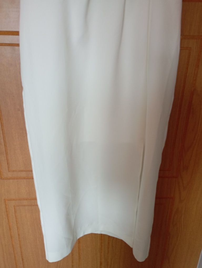 Elegancka sukienka z delikatnym zdobiniem