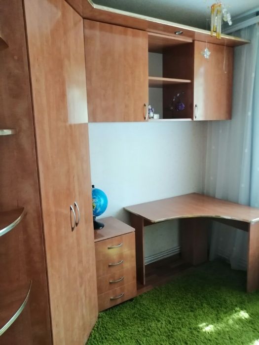 Стенка в детскую, стол, тумбочка