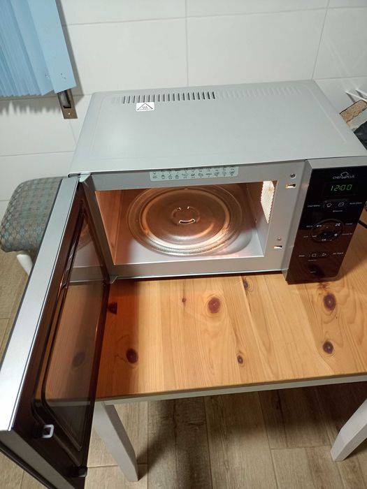 Microondas Whirlpool, c/Grill e prato.Entrega Setúbal e arredores.