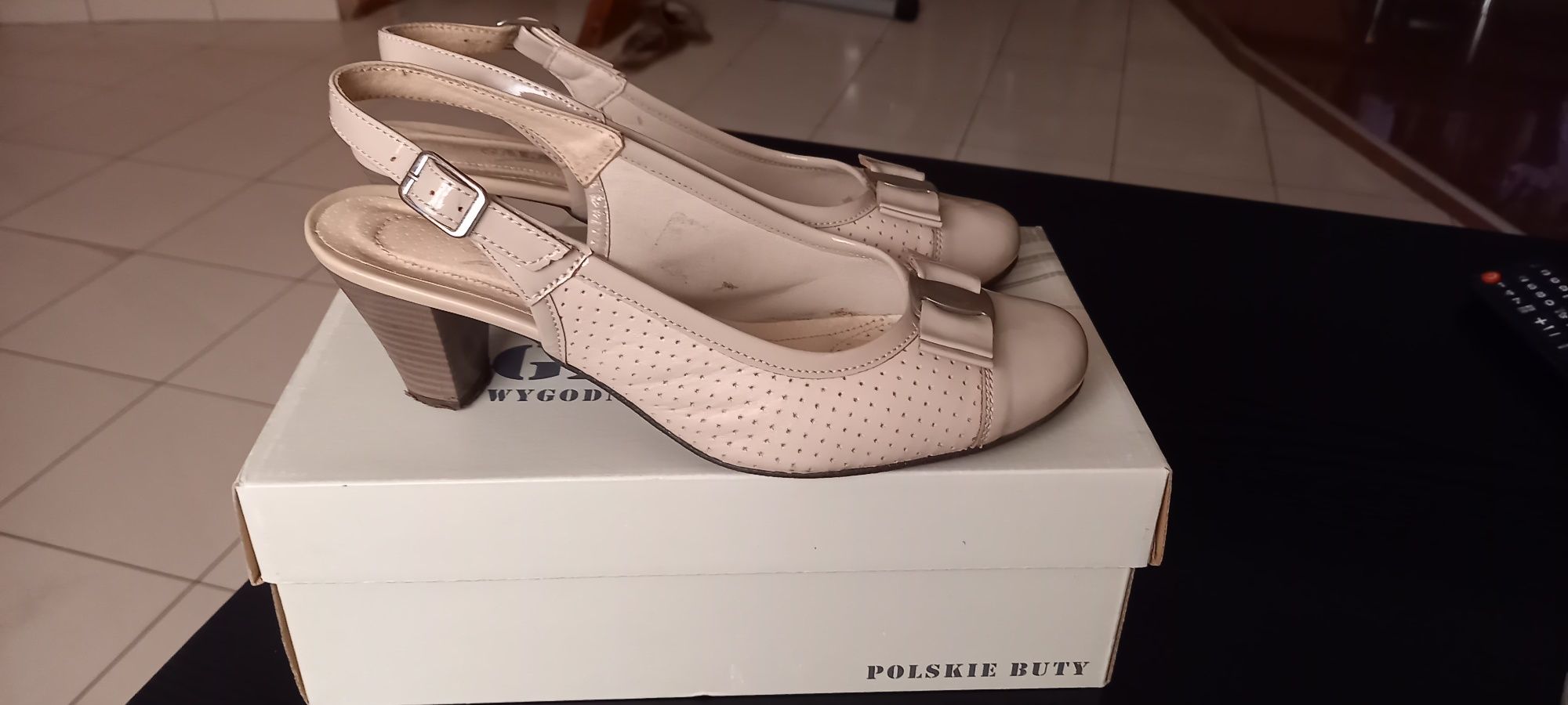 Beżowe buty na obcasie Galant