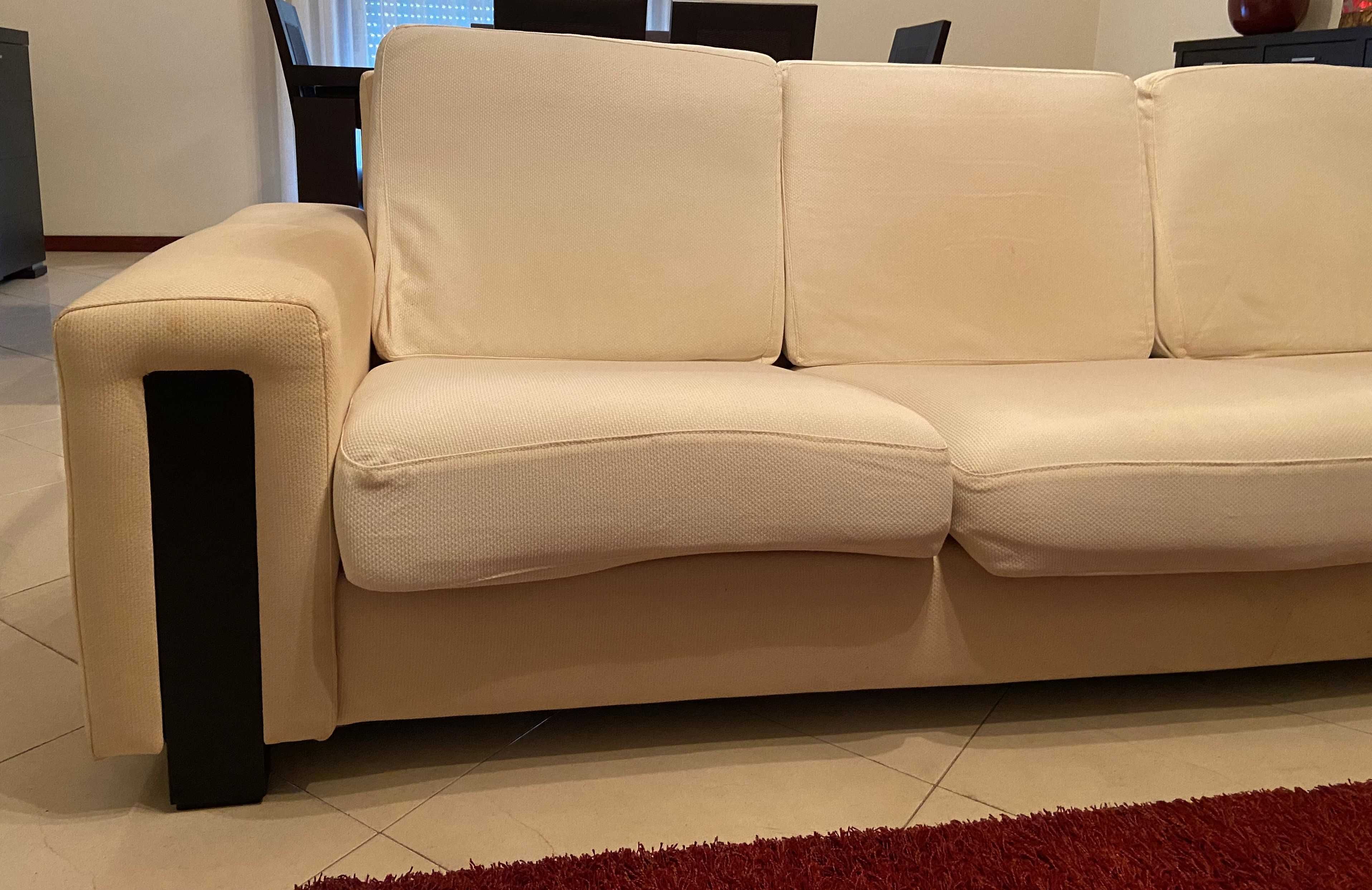 Sofa 3 Lugares Branco com duas Almofadas