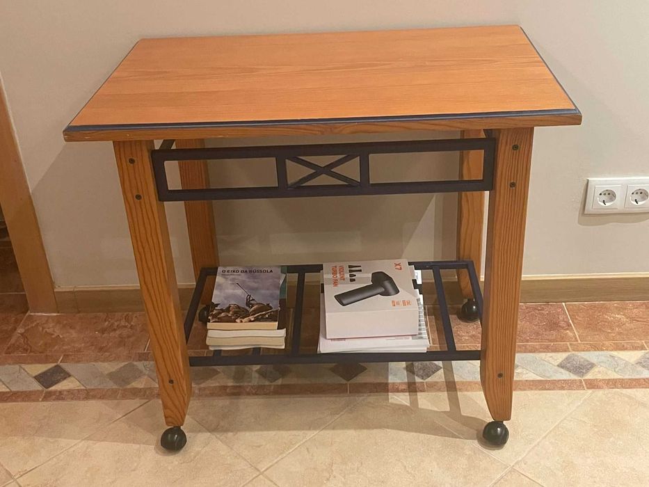 Móvel de sala com rodas